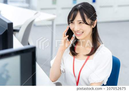在辦公室工作的女商人 107052675