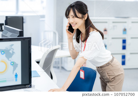 在辦公室工作的女商人 107052700