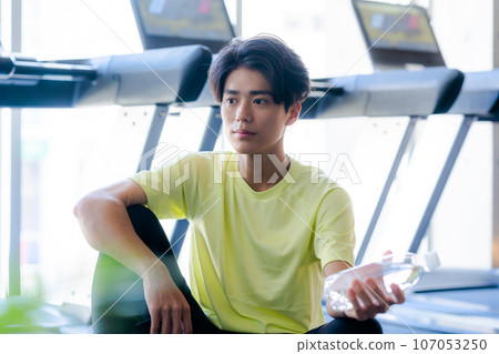 Young man training in the gym 107053250