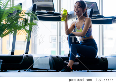 年輕女子在健身房訓練 107053377