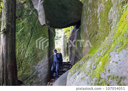 A man who climbed Mt. Tsukuba passed through the "Benkei Shichi Return" 107054051