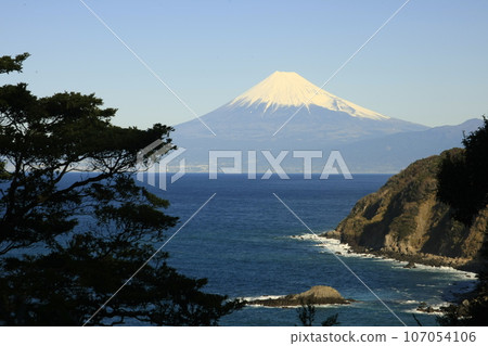 從戀人岬眺望隔海相望的富士山 從戀人岬眺望隔海相望的富士山 107054106