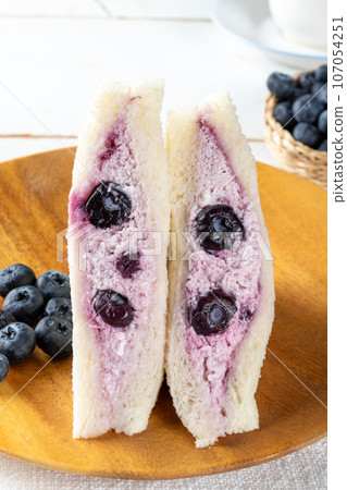 blueberry triangle sandwich 107054251