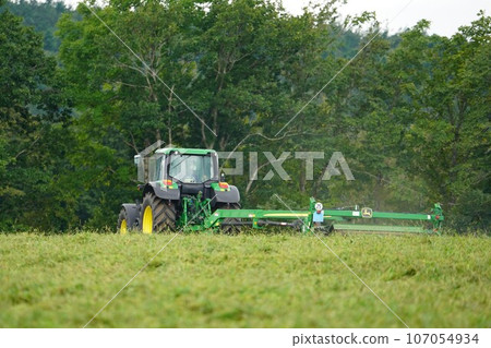 Summer scenery in Hokkaido - Pasture work 107054934
