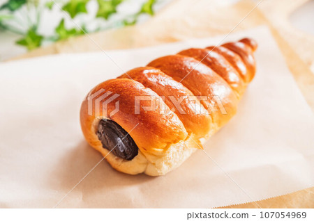 Conch-shaped bread chocolate cornet 107054969