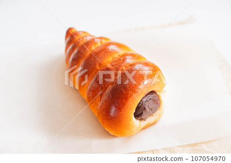 Conch-shaped bread chocolate cornet 107054970