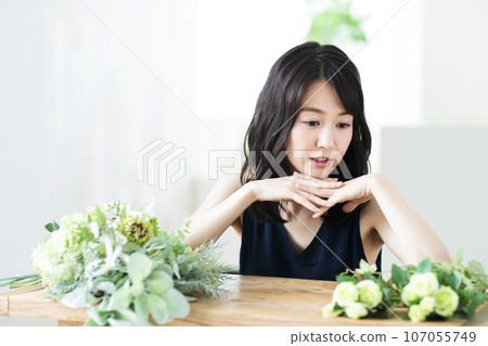 年輕女子在客廳插花 107055749