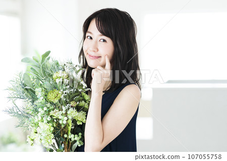年輕女子在客廳插花 107055758