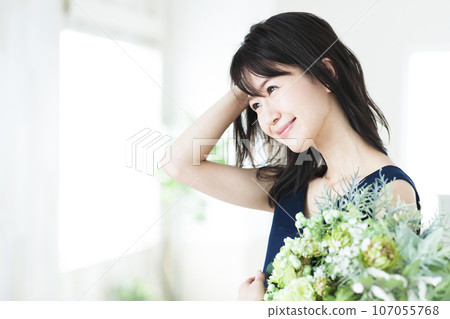 年輕女子在客廳插花 107055768