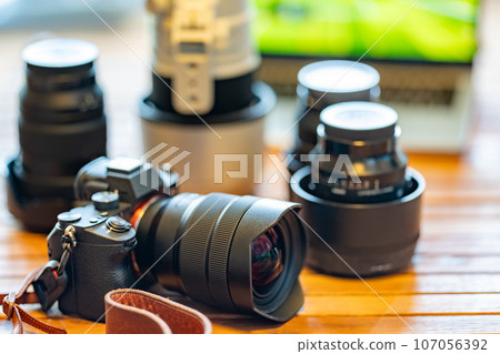 [攝影師]相機和筆記型電腦[辦公桌工作] 107056392