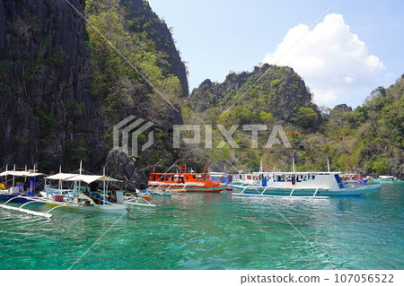 Island hopping 107056522