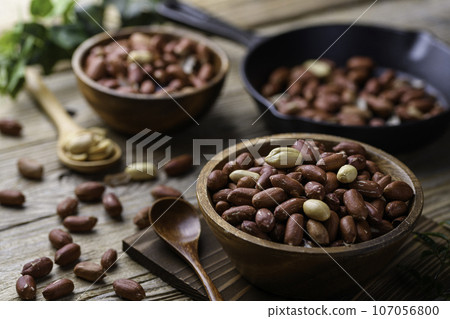 花生（花生仁）無殼帶皮花生木板舊板背景 107056800