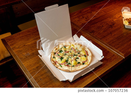 carbonara pizza 107057236