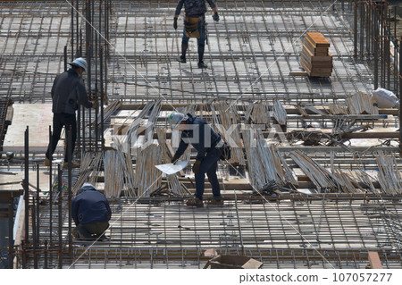 施工現場 鋼筋工人工作場景 施工現場 鋼筋工人工作場景 107057277