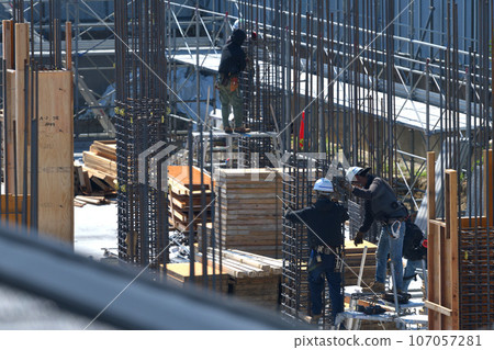 施工現場 鋼筋工人工作場景 施工現場 鋼筋工人工作場景 107057281