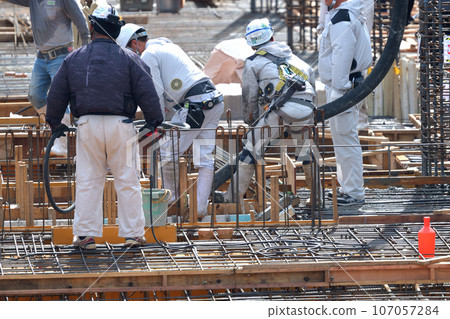 工人在建築工地工作，澆築預拌混凝土 107057284