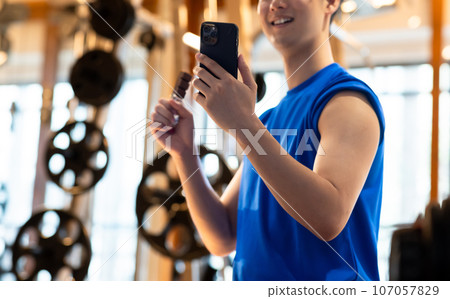 男人在健身房訓練身體 107057829