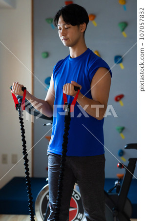 男人在健身房訓練身體 107057832