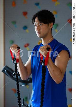 男人在健身房訓練身體 107057836