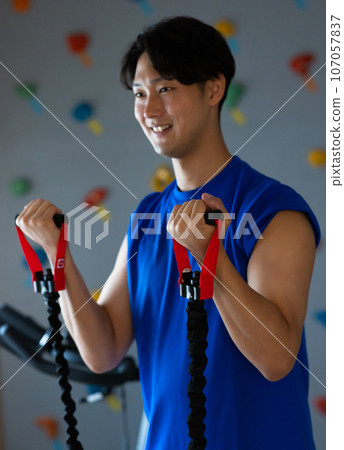 男人在健身房訓練身體 107057837