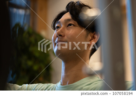 年輕人在健身房訓練身體 107058194