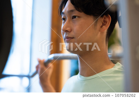 年輕人在健身房訓練身體 107058202