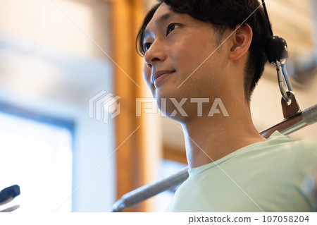 年輕人在健身房訓練身體 107058204