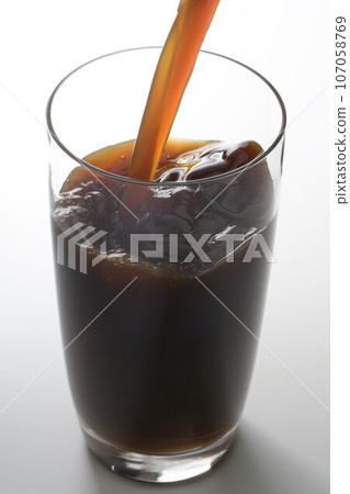 倒入西梅汁 107058769