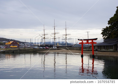 北海道江差町嚴島神社的鳥居與海陽丸 北海道江差町嚴島神社的鳥居與海陽丸 107058785
