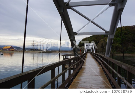 北海道江差町海鷗島海濱長廊上的拱橋與海陽丸 107058789