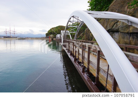 北海道江差町海鷗島海濱長廊上的拱橋與海陽丸 107058791