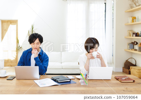 Couple teleworking from home 107059064