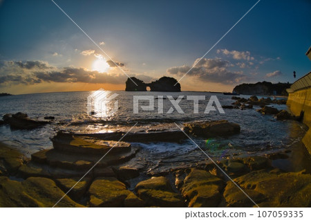 漂浮在海中的圓月島的輪廓和夕陽下的海岸 漂浮在海中的圓月島的輪廓和夕陽下的海岸 107059335
