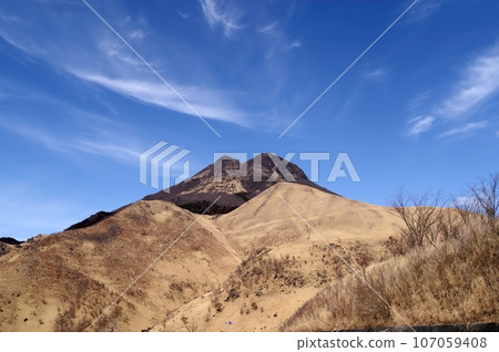 Oita Prefecture Viewing the direction of Mt. Yufu from Sagiridai in winter 2023-02-05 107059408