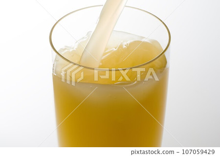 pouring grapefruit juice 107059429