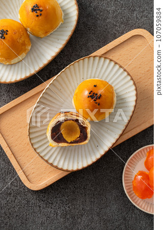 Mid-Autumn Festival Moon Cake Egg Yolk Pastry Mid-Autumn Festival Moon cake げっぺい 107059884