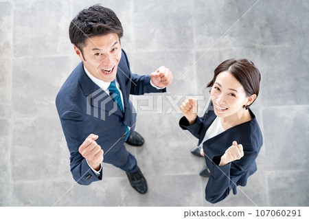 一個男人和一個女人微笑著握拳 一個男人和一個女人微笑著握拳 107060291