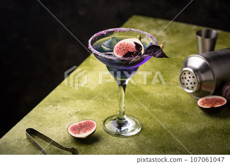 Purple fig cocktail or mocktail in glass 107061047