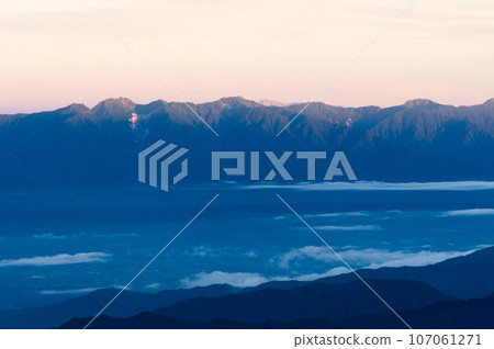 從南阿爾卑斯山看黎明的中阿爾卑斯山 從南阿爾卑斯山看黎明的中阿爾卑斯山 107061271