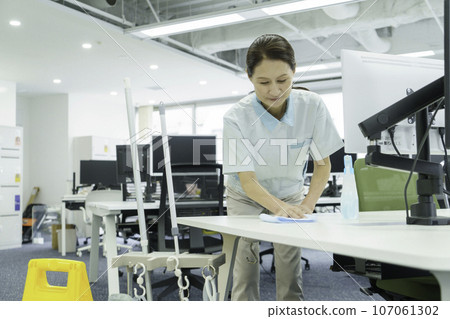 高級女性在辦公室擦桌子 高級女性在辦公室擦桌子 107061302