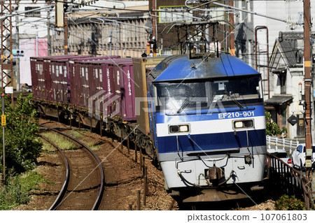 A freight train pulled by EF210-901 going through a curve near Onomichi on the Sanyo Main Line 107061803