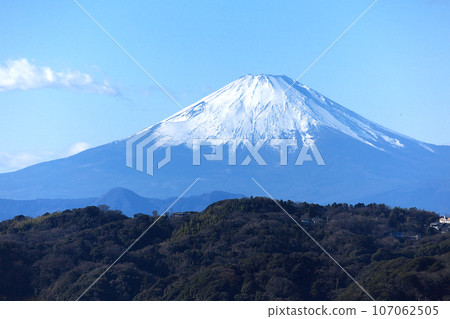 New Year's Fuji natural scenery seen from Kamakura New Year's Fuji natural scenery seen from Kamakura 107062505