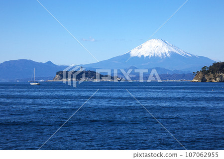 新的一年的富士山和湘南海岸 107062955