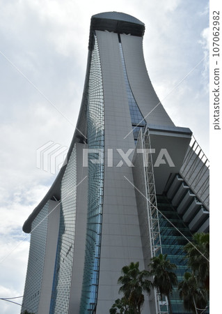 Marina Bay Sands, a symbol of Singapore seen from an angle 107062982