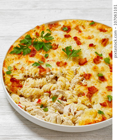 fusilli pasta bacon cheese chicken bake, top view 107063101