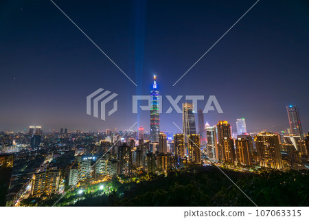 從象山賽特平台看台北 101 和信義區的夜景 台灣台北市 從象山賽特平台看台北 101 和信義區的夜景 台灣台北市 107063315