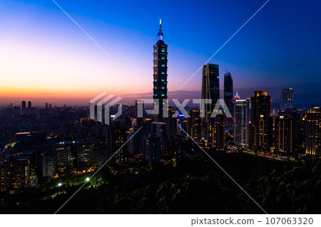 從象山賽特平台看台北 101 和信義區的夜景 台灣台北市 從象山賽特平台看台北 101 和信義區的夜景 台灣台北市 107063320