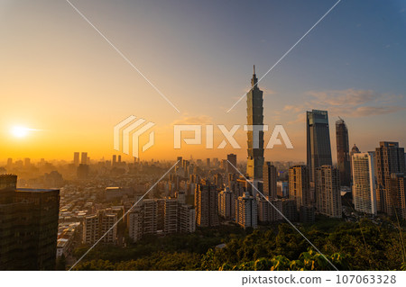 從象山賽特平台看台北 101 和信義區的日落景觀 台灣台北市 從象山賽特平台看台北 101 和信義區的日落景觀 台灣台北市 107063328
