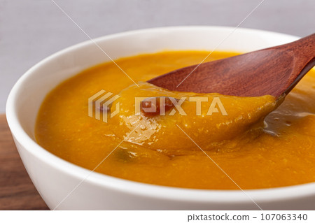 Sweet pumpkin porridge made from old pumpkins 107063340