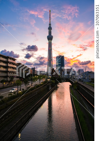 日落時的東京晴空塔，東京墨田區，從柳島人行天橋 107063351